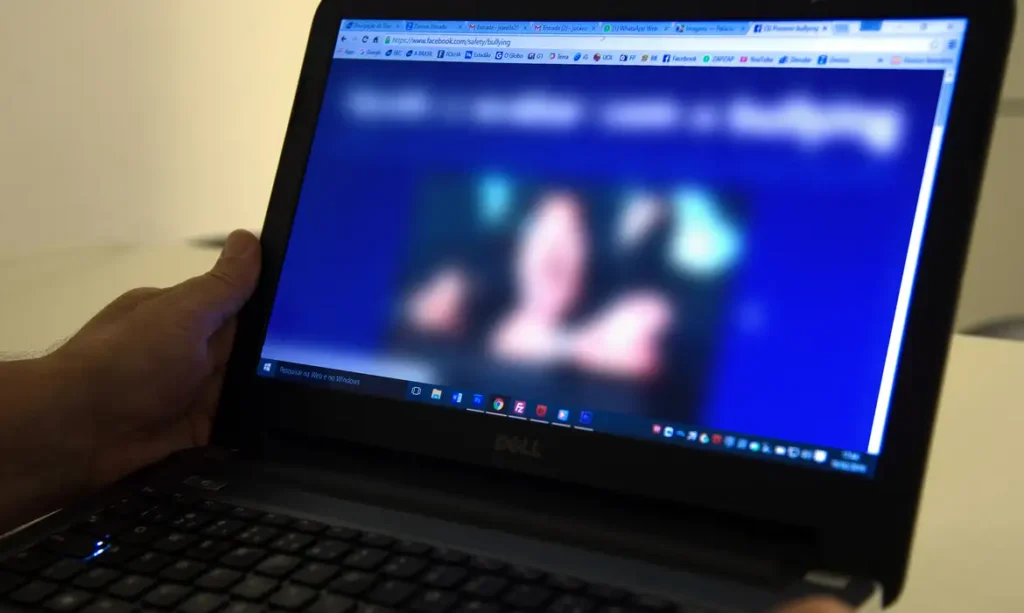 Pessoa utiliza um notebook em fotografia de arquivo sobre o uso da internet.