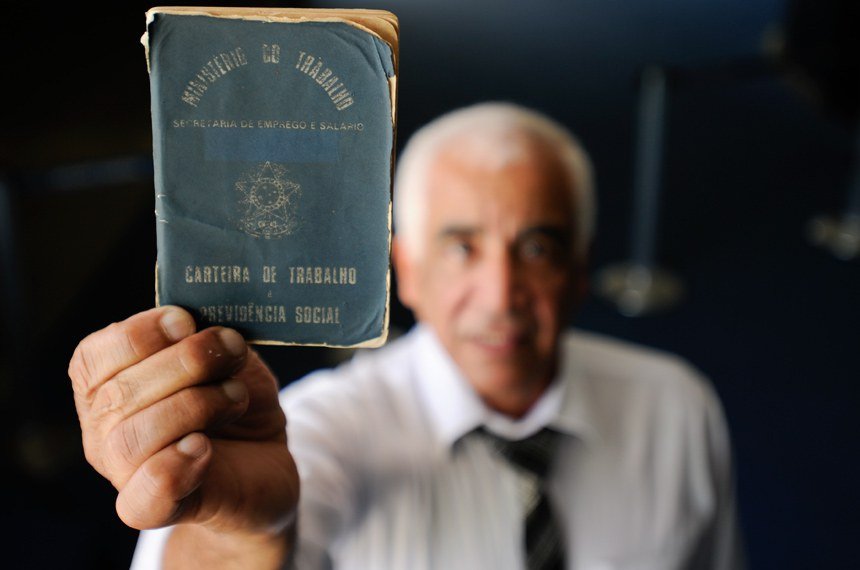 Carteira de trabalho em fotografia de arquivo; imagem ilustrativa sobre direitos trabalhistas e FGTS.